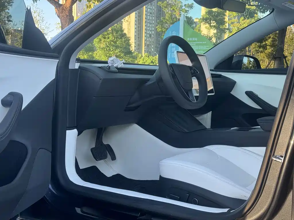 Tesla Model 3 — миниатюра 7