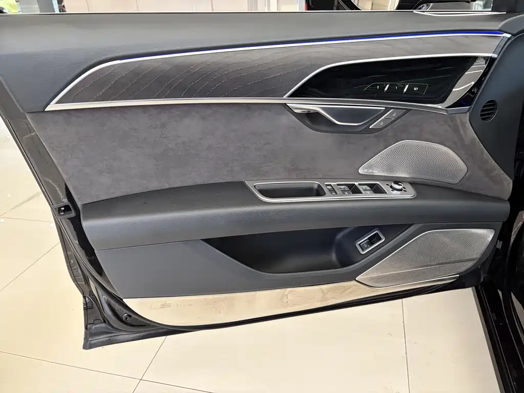 Audi A8 — миниатюра 5