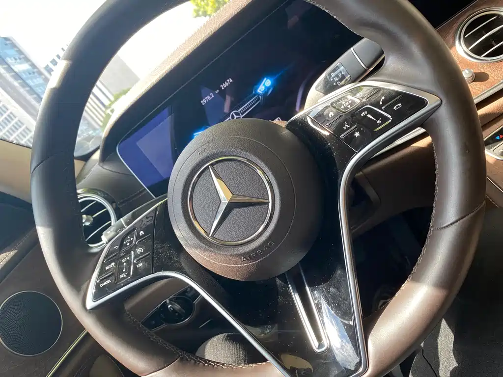 Mercedes-Benz E-Class — миниатюра 11