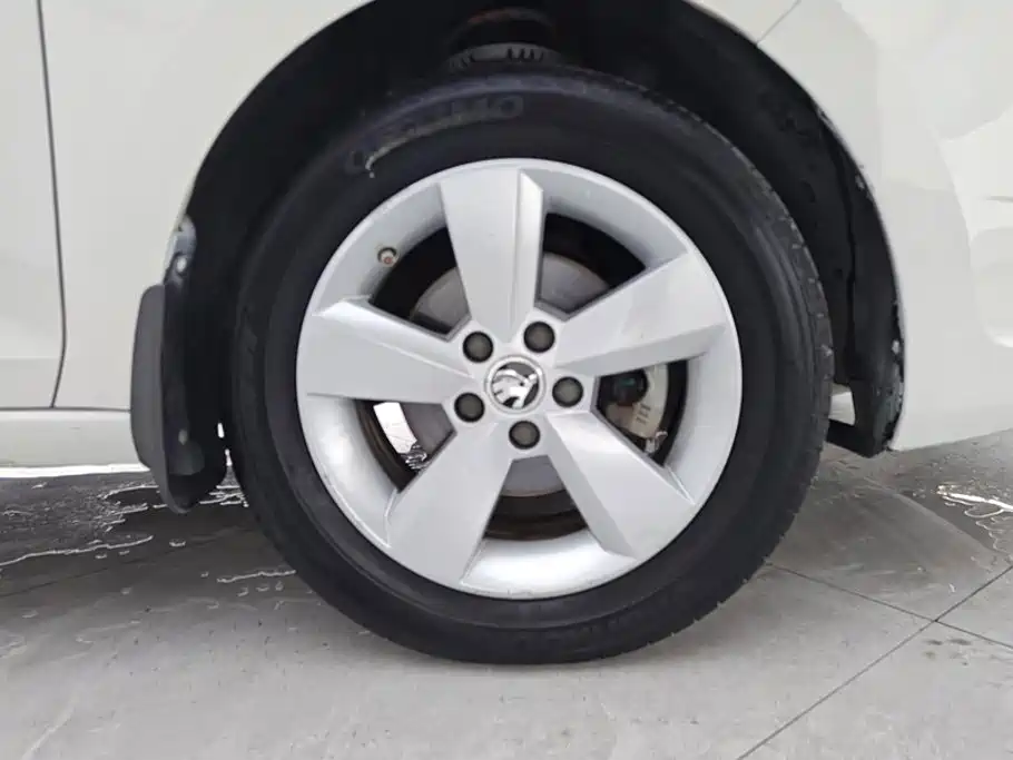 Skoda Rapid — миниатюра 6