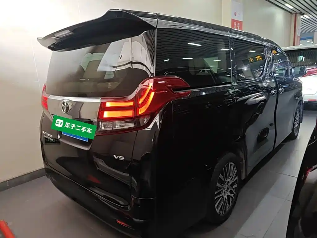 Toyota Alphard — миниатюра 7