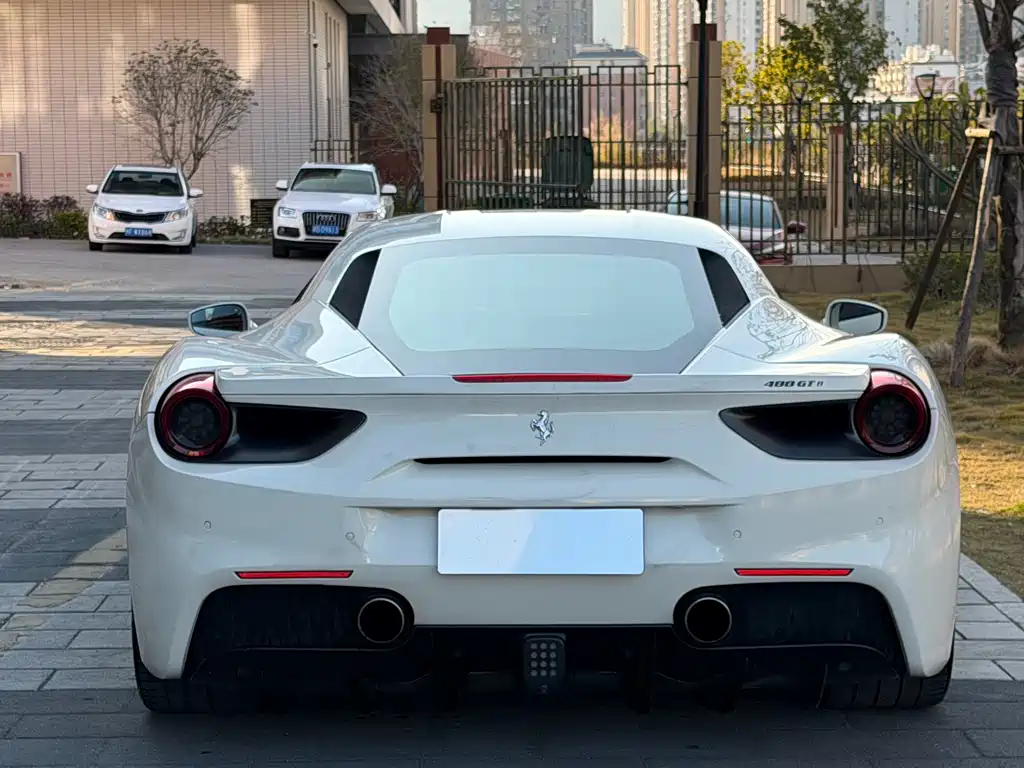 FERRARI 488