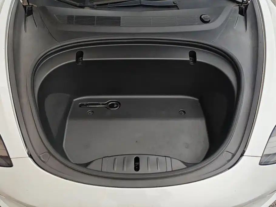 Tesla Model 3 — миниатюра 10