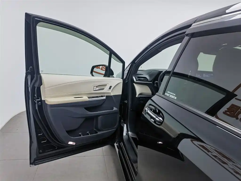 Toyota Granvia 2022 2.5L Luxury