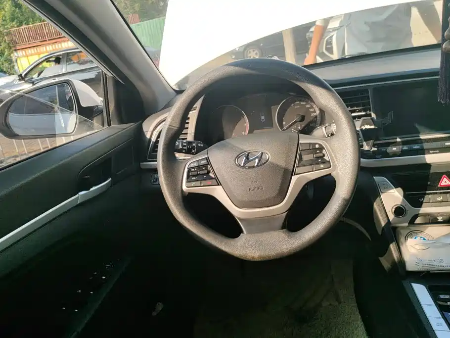 Hyundai Elantra — миниатюра 15
