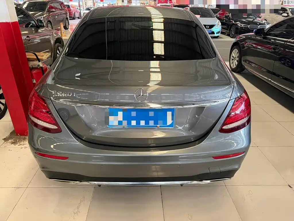 Mercedes-Benz E-Class — миниатюра 11