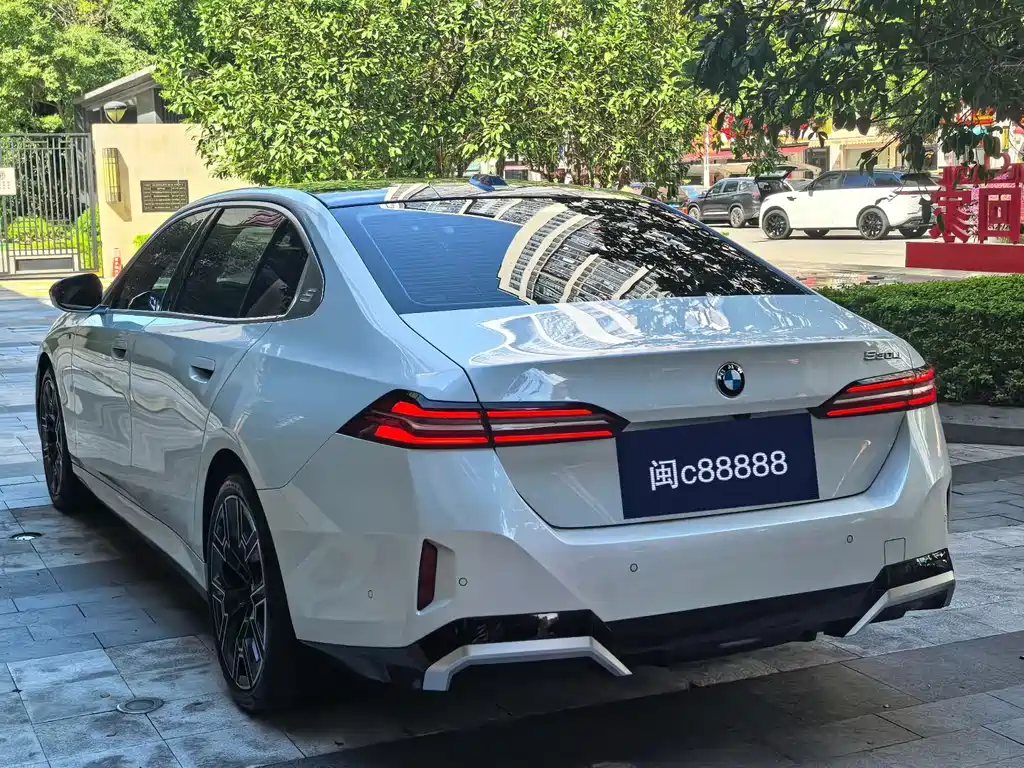 BMW 5 Series — миниатюра 9