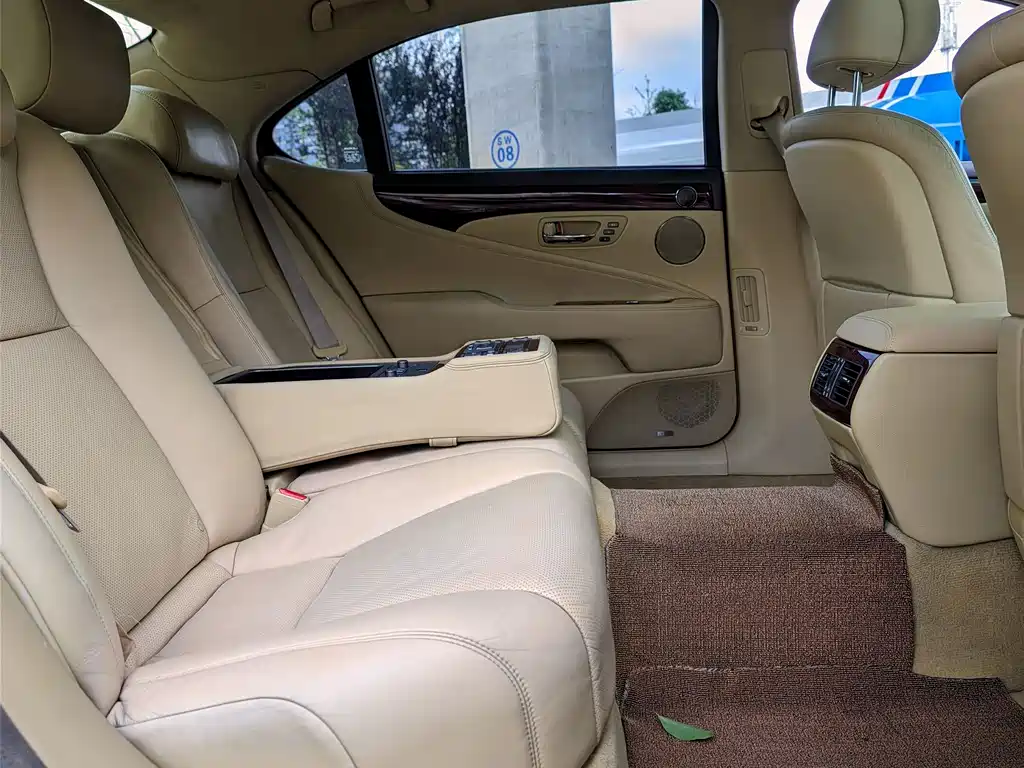 Lexus LS — миниатюра 12