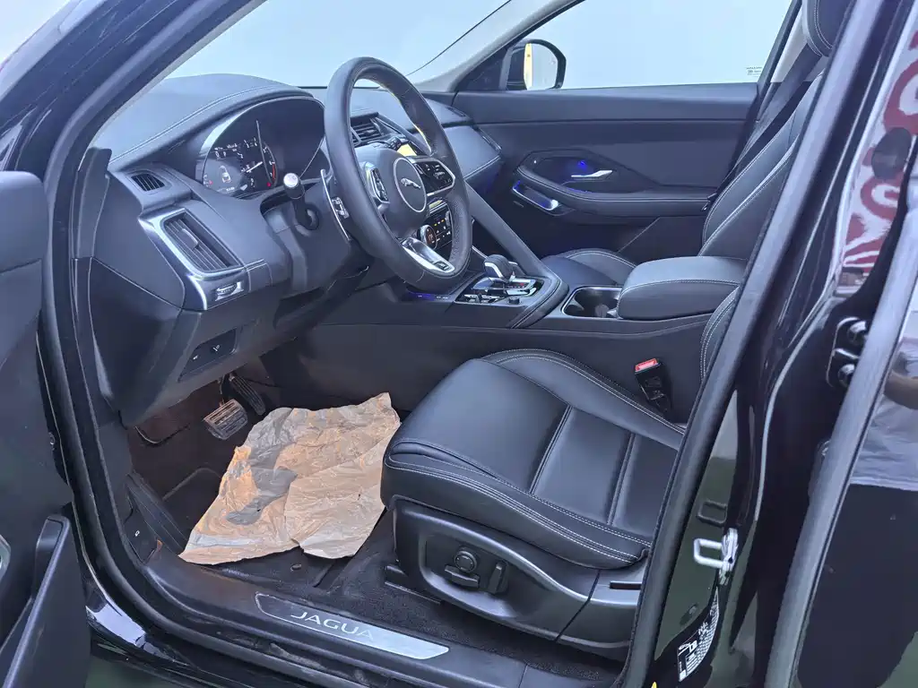 Jaguar E-PACE — миниатюра 7