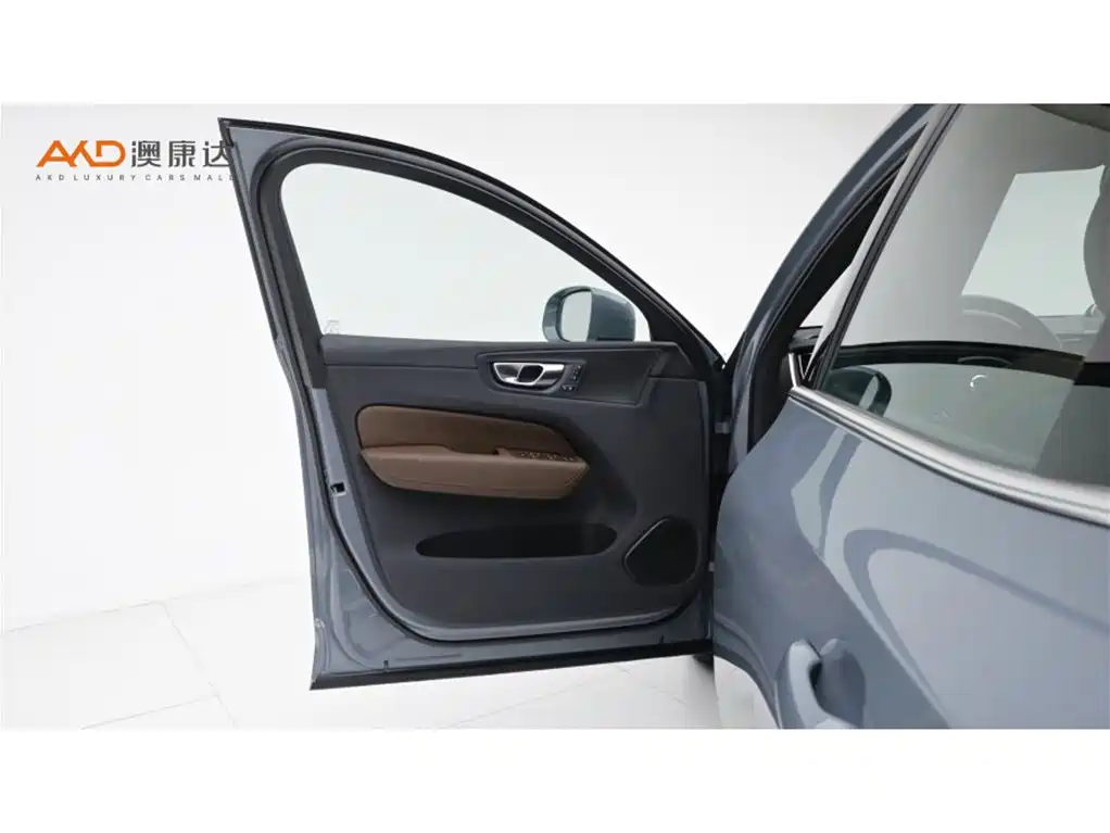 Volvo XC60 PHEV — миниатюра 10