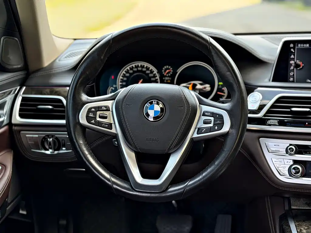 BMW 7 Series — миниатюра 6