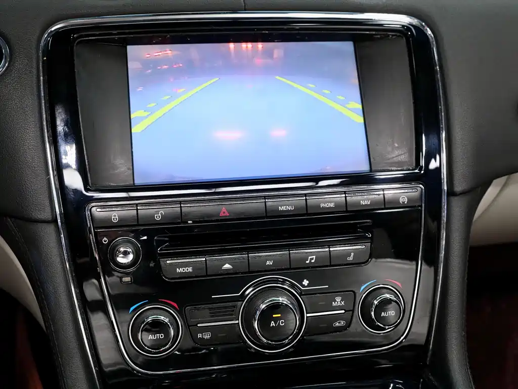 Jaguar XJ — миниатюра 16