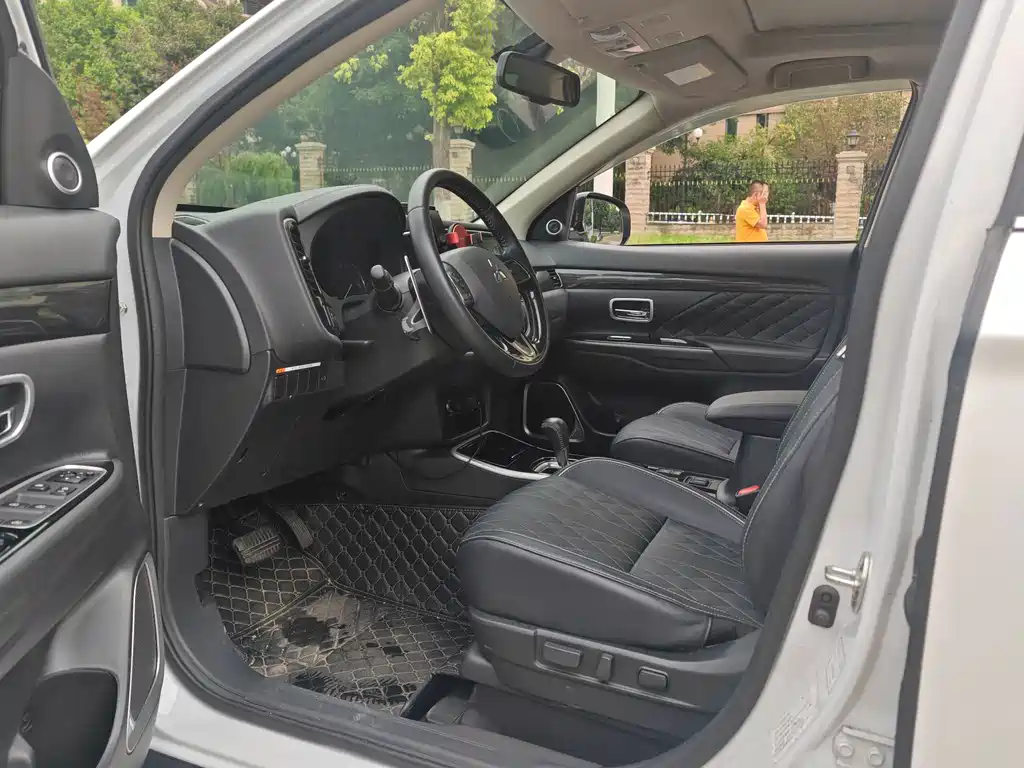 Mitsubishi Outlander — миниатюра 6