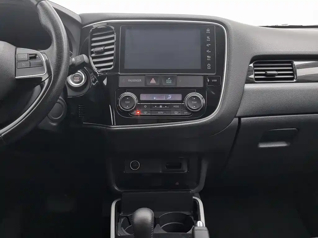 Mitsubishi Outlander — миниатюра 12
