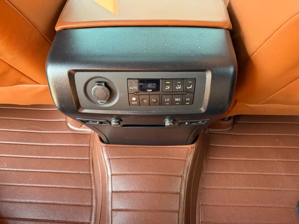 Toyota Sequoia — миниатюра 13