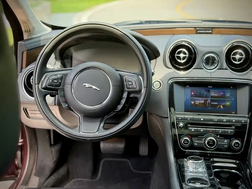 Jaguar XJ — миниатюра 12
