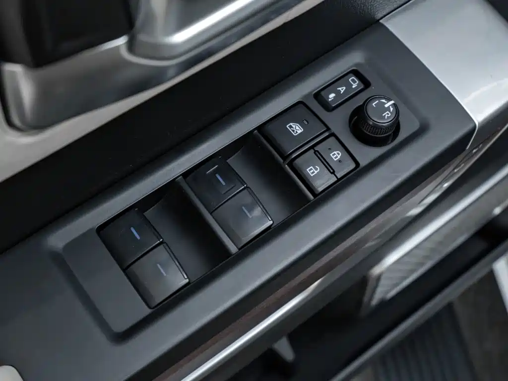 Toyota Sequoia — миниатюра 29