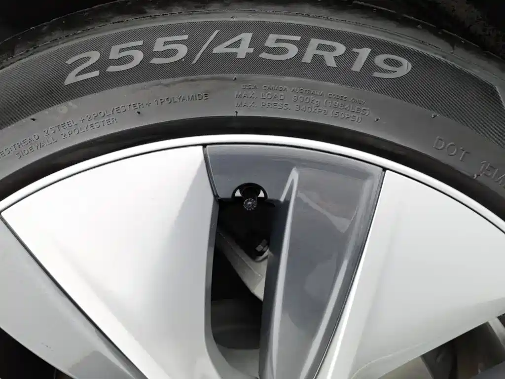 Tesla Model Y — миниатюра 24