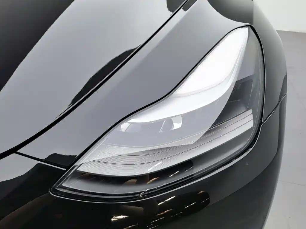 Tesla Model Y — миниатюра 7