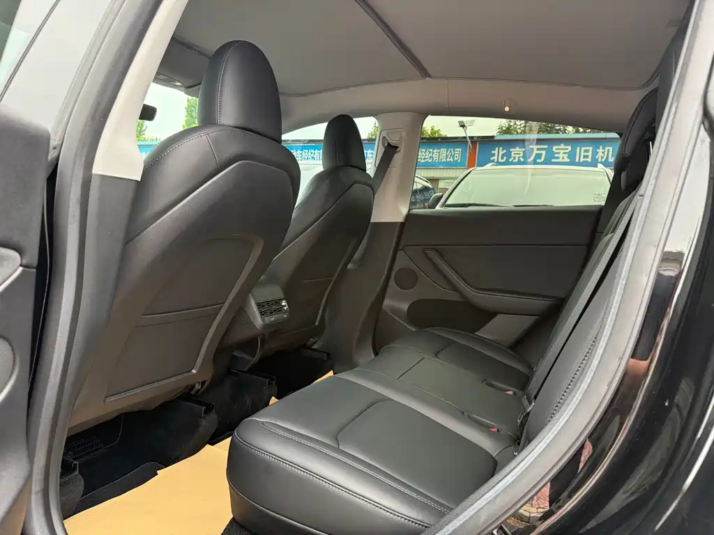 Tesla Model Y — миниатюра 10