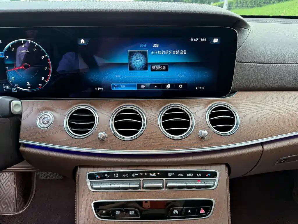 Mercedes-Benz E-Class — миниатюра 9