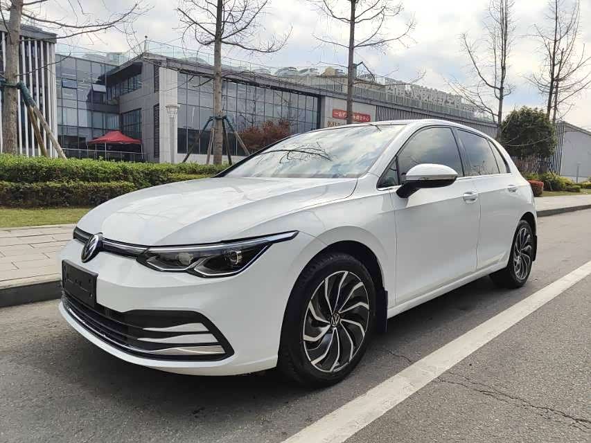 Volkswagen Golf 1.4 л 2023 г. Белый, пробег 20000 км