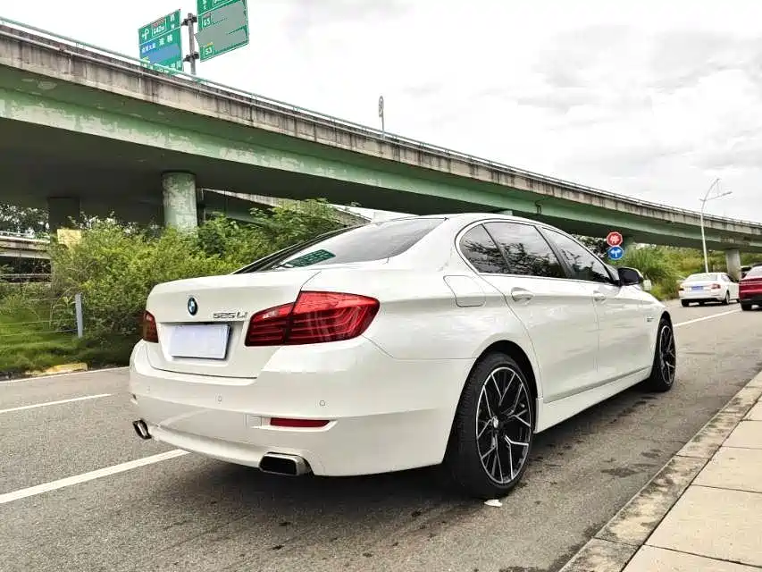 BMW 5 Series — миниатюра 8