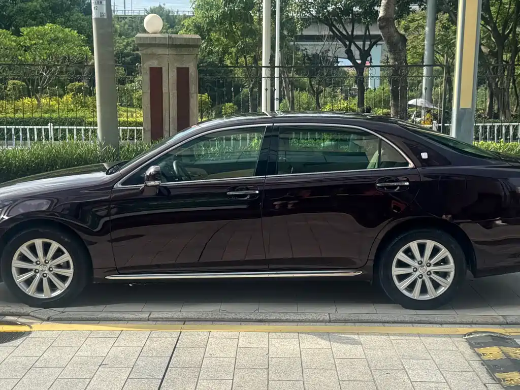 Toyota Crown — миниатюра 7