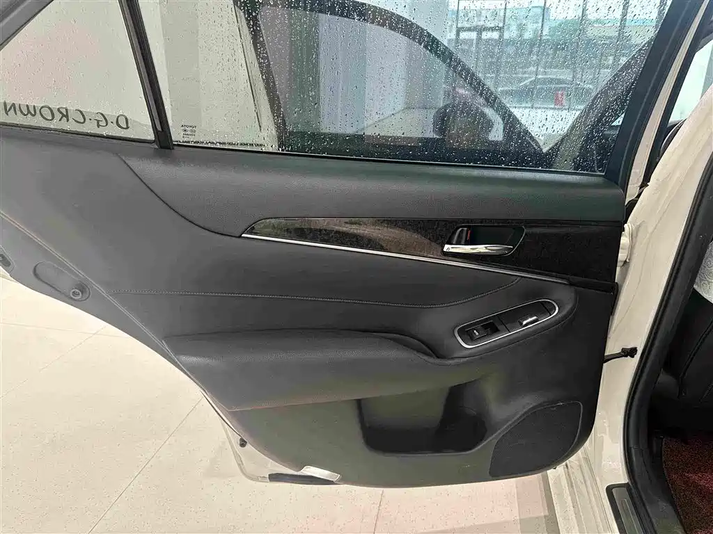 Toyota Crown — миниатюра 13