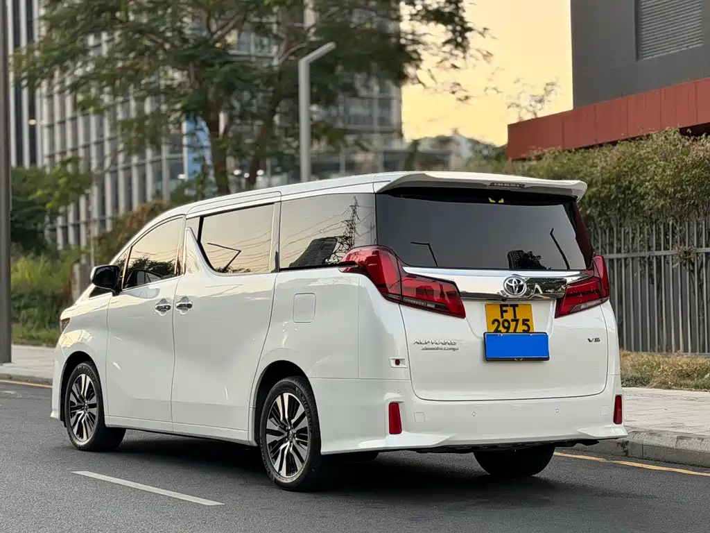 Toyota Alphard — миниатюра 12