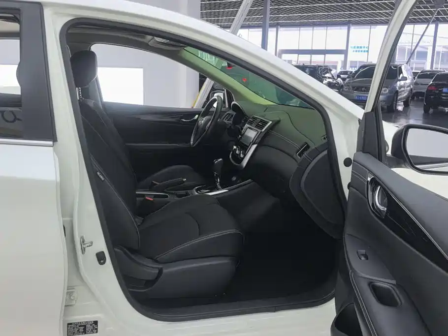 Nissan Tiida — миниатюра 8