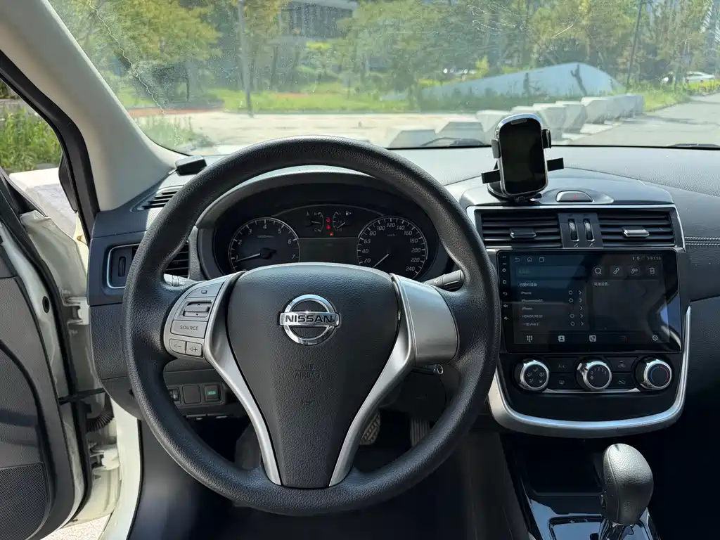 Nissan Tiida — миниатюра 12