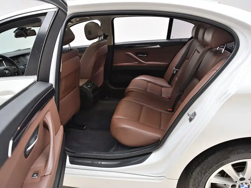 BMW 5 Series — миниатюра 12
