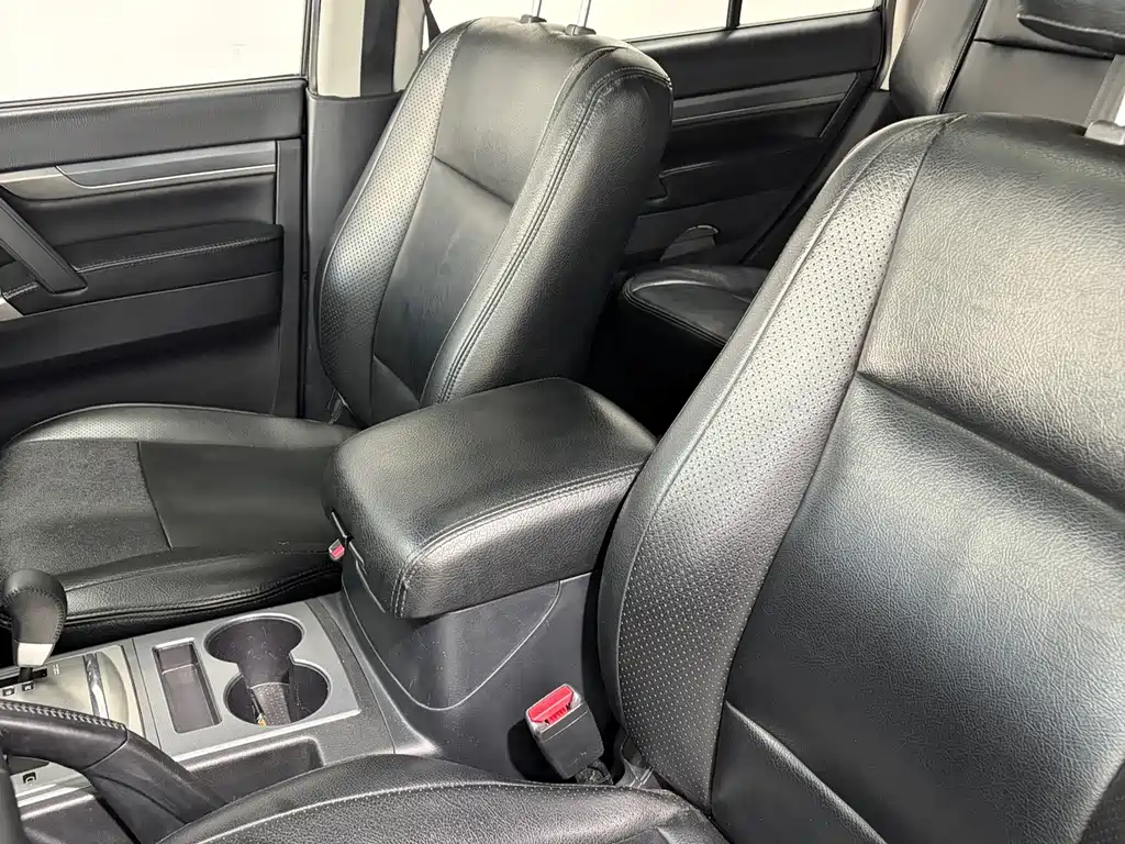 Mitsubishi Pajero (Import) — миниатюра 8