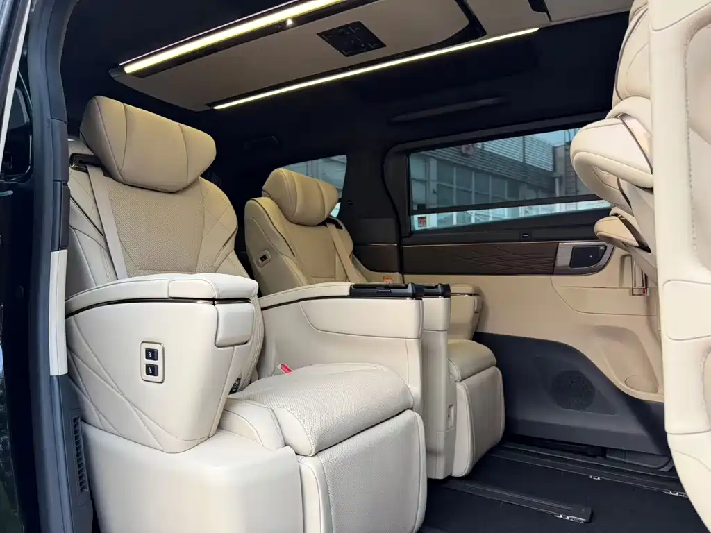 Toyota Alphard — миниатюра 5
