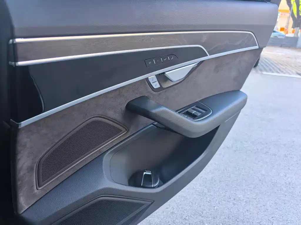 Audi A8 — миниатюра 5
