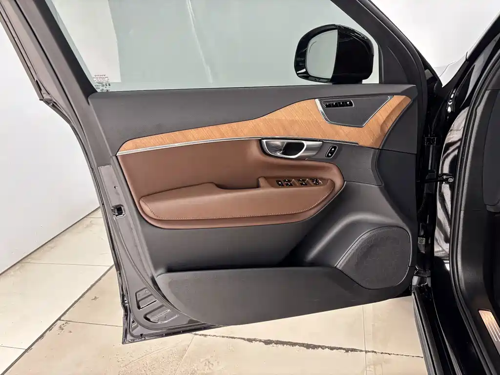 Volvo XC90 — миниатюра 10