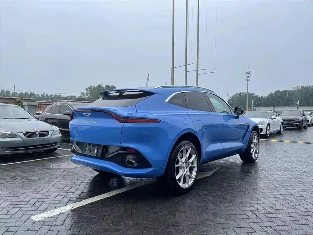 ASTON MARTIN  DBX