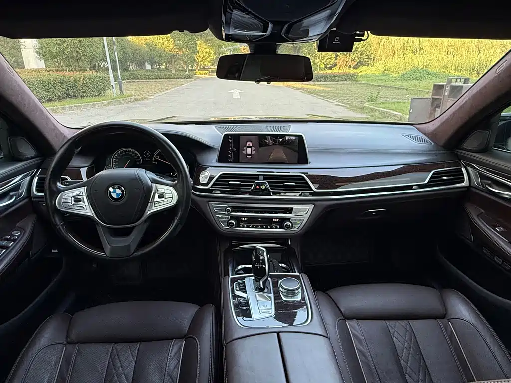 BMW 7 Series — миниатюра 7