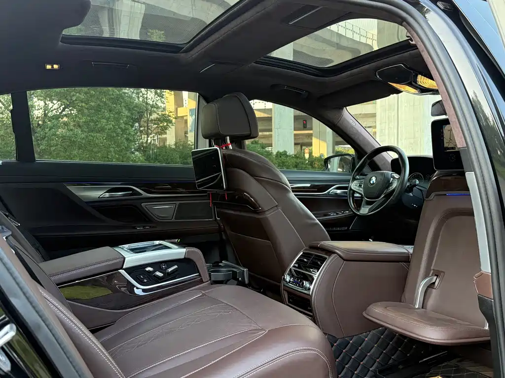 BMW 7 Series — миниатюра 9