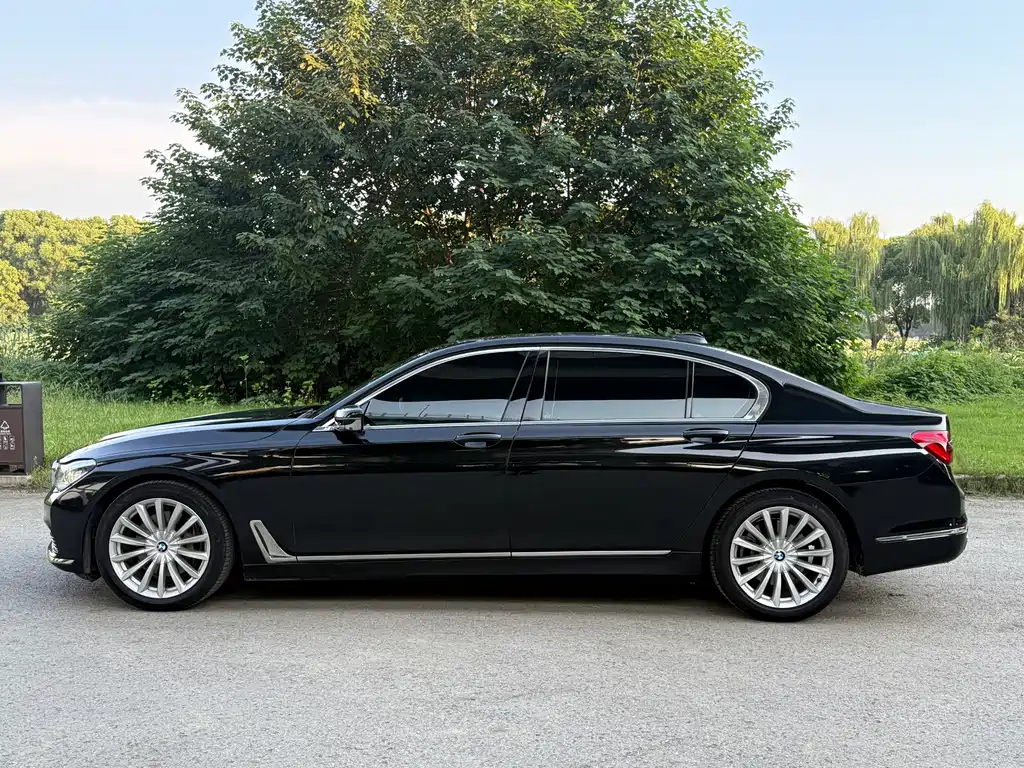 BMW 7 Series — миниатюра 10