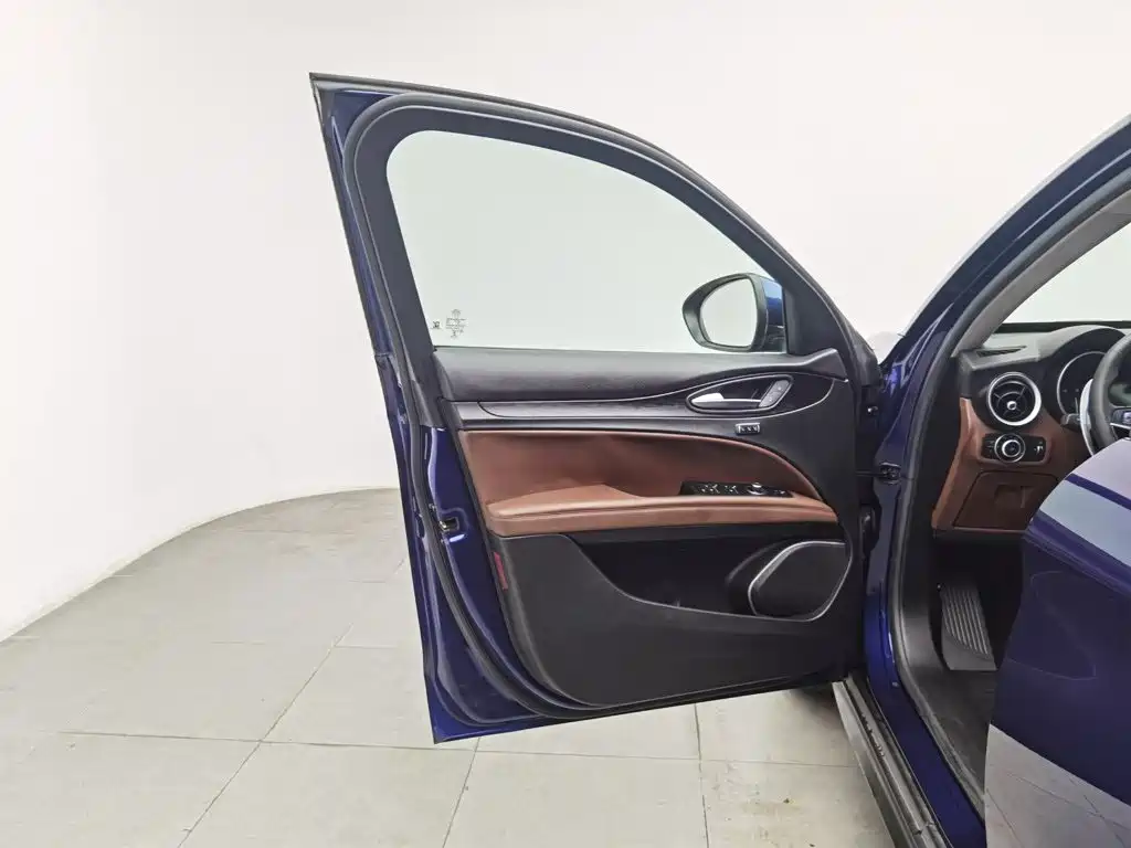 Alfa Romeo Stelvio — миниатюра 8
