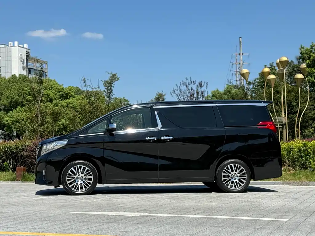 Toyota Alphard — миниатюра 5