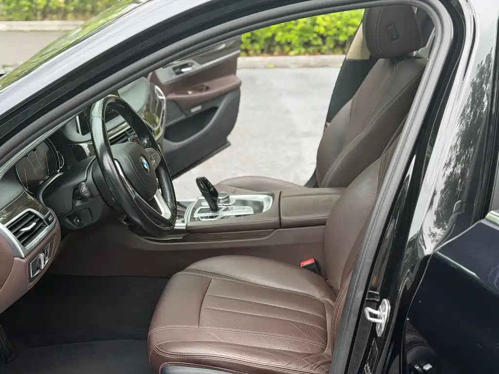 BMW 7 Series — миниатюра 9