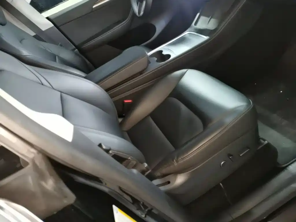 Tesla Model Y — миниатюра 25