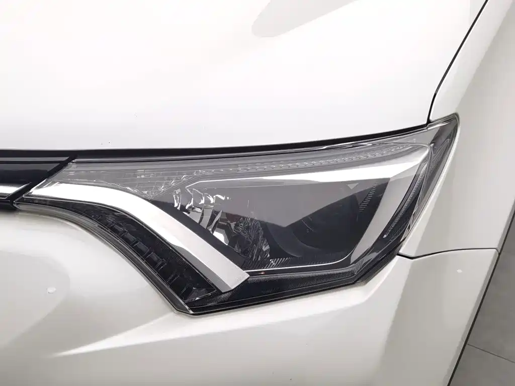 Toyota RAV4 — миниатюра 7
