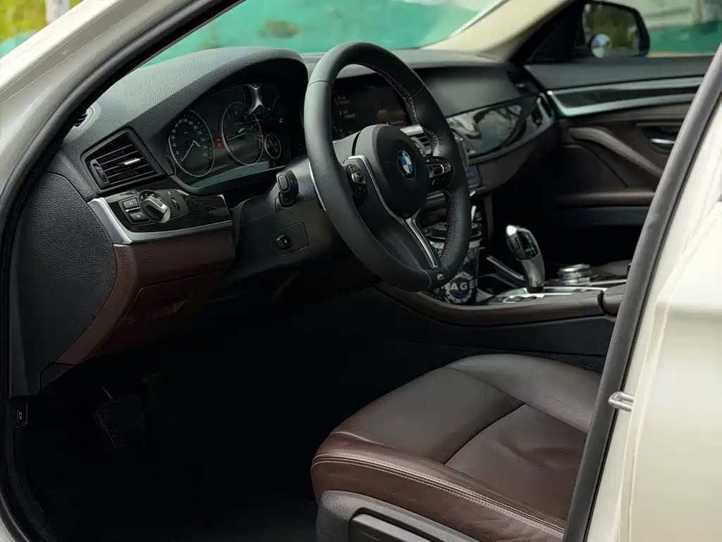 BMW 5 Series — миниатюра 9