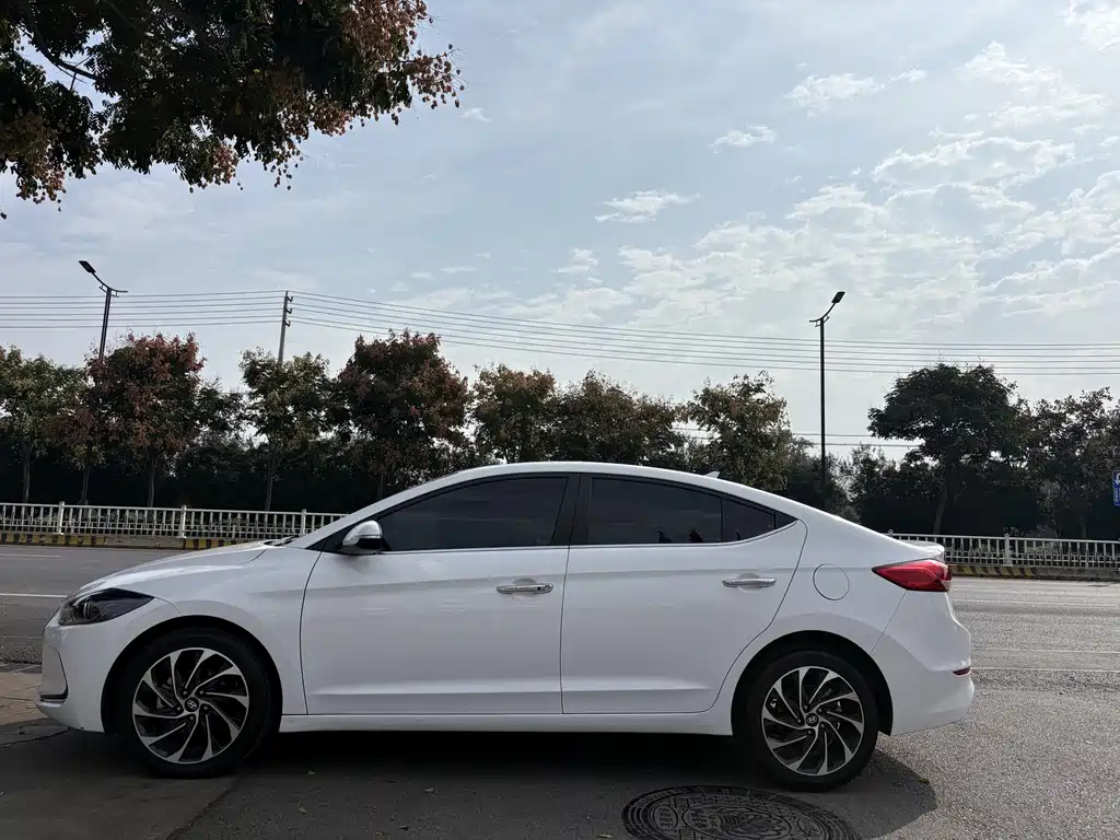 Hyundai Elantra — миниатюра 2