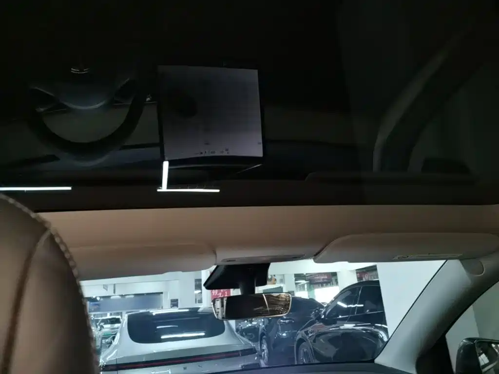 Tesla Model Y — миниатюра 18