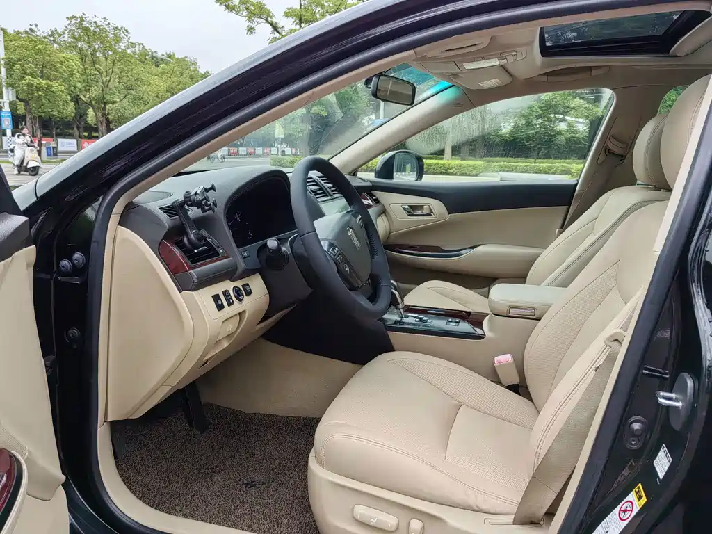 Toyota Crown — миниатюра 12